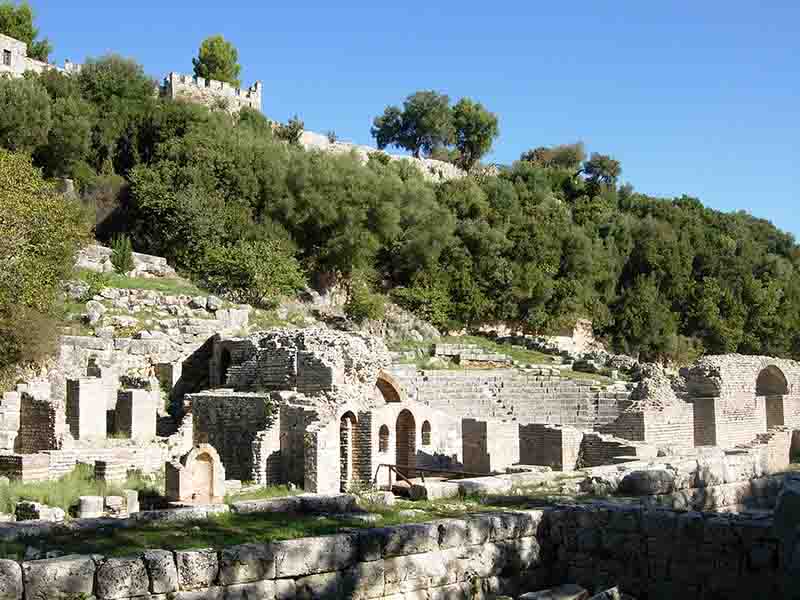 Agora mit dem Asklepios-Heiligtum in der Mitte, rechts das Theater, darüber die venezianische Festung