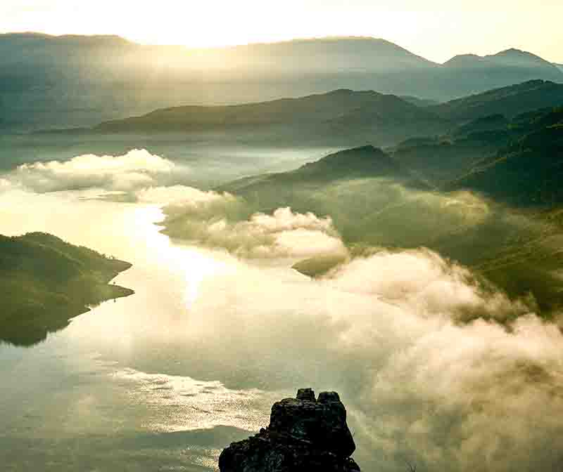 Luftaufnahme der Berge Alabaniens bei Sonnenaufgang