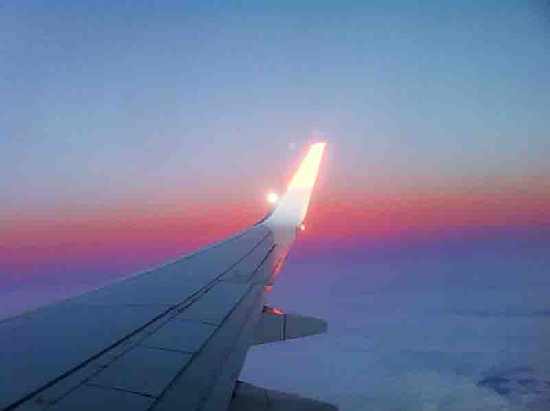 Blick aus einem Flugzeug bei Sonnenuntergang